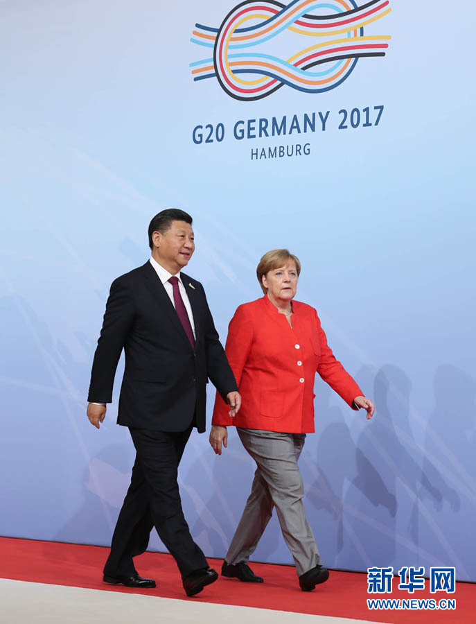 7月7日,二十國集團(tuán)領(lǐng)導(dǎo)人第十二次峰會在德國漢堡舉行。國家主席習(xí)近平出席并發(fā)表題為《堅持開放包容 推動聯(lián)動增長》的重要講話。這是峰會開始前,習(xí)近平受到德國總理默克爾迎接。新華社記者 劉衛(wèi)兵 攝