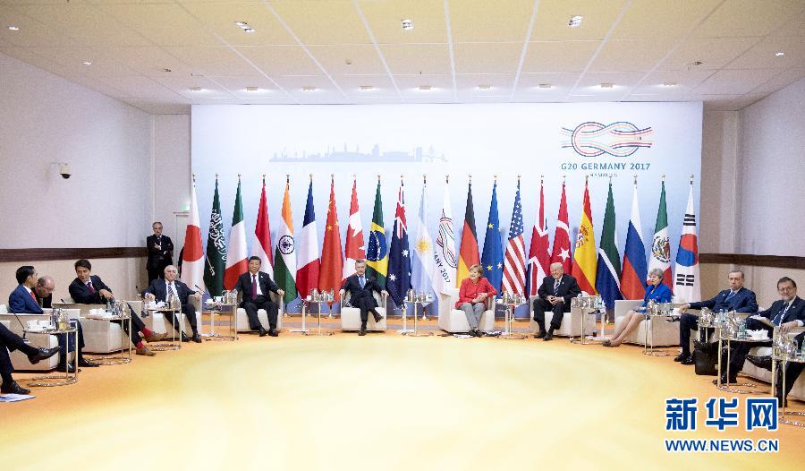 7月7日,二十國集團(tuán)領(lǐng)導(dǎo)人第十二次峰會在德國漢堡舉行。國家主席習(xí)近平出席并發(fā)表題為《堅持開放包容 推動聯(lián)動增長》的重要講話。這是峰會前,習(xí)近平出席二十國集團(tuán)峰會領(lǐng)導(dǎo)人座談會。新華社記者 李學(xué)仁 攝