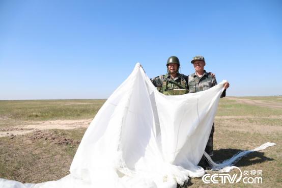 馬寶川(左一)創(chuàng)下了全旅職務(wù)最高、年齡最大跳傘的紀(jì)錄