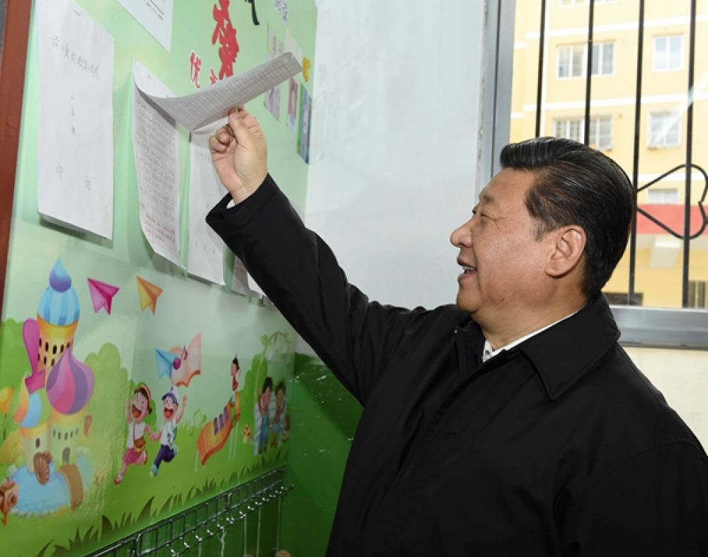 2015年2月14日,正在陜西考察工作的習近平總書記專程來到楊家嶺福州希望小學,察看學校辦學情況,同老師們進行交流。圖片來源:新華網 點擊進入下一頁