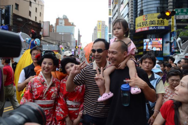 路人爭(zhēng)與新北市長(zhǎng)朱立倫合影,展現(xiàn)朱的超人氣 路人爭(zhēng)與新北市長(zhǎng)朱立倫合影,展現(xiàn)朱的超人氣