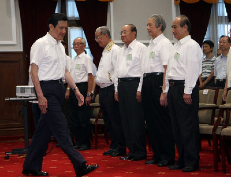 臺(tái)灣地區(qū)領(lǐng)導(dǎo)人馬英九(左)21日在其辦公室主持月會(huì) 臺(tái)灣地區(qū)領(lǐng)導(dǎo)人馬英九(左)21日在其辦公室主持月會(huì)