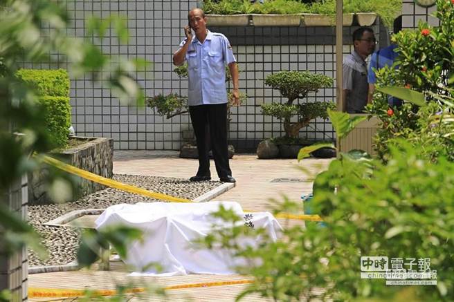臺21歲男子跳樓自殺 壓死6旬婦人 臺21歲男子跳樓自殺 壓死6旬婦人