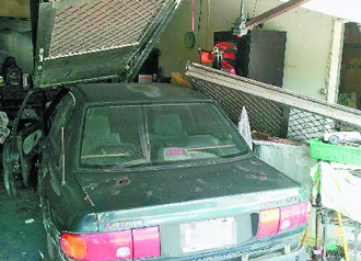 84歲湯姓老翁疑天熱身體不適,駕車沖入民宅 84歲湯姓老翁疑天熱身體不適,駕車沖入民宅