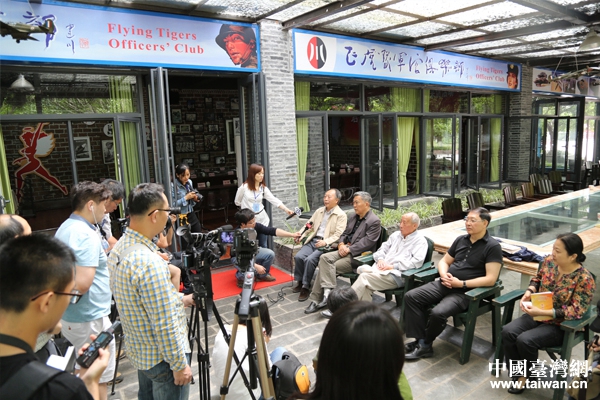 兩岸記者采訪抗戰老兵及后代。(中國臺灣網記者 宣玲玲 攝) 兩岸記者采訪抗戰老兵及后代。(中國臺灣網記者 宣玲玲 攝)