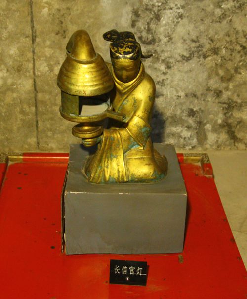 墓內的長信宮燈(中國臺灣網 郭曉康攝) 墓內的長信宮燈(中國臺灣網 郭曉康攝)