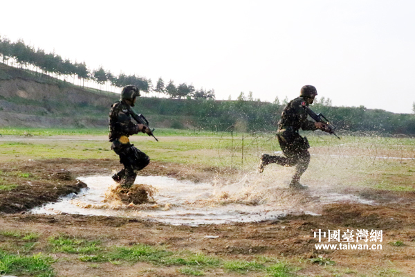 【網絡媒體國防行】網絡媒體記者走進特戰旅 近距離感受“血狼”精神 【網絡媒體國防行】網絡媒體記者走進特戰旅 近距離感受“血狼”精神