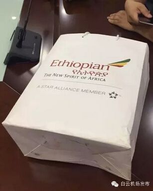 農(nóng)民工撿230萬現(xiàn)金歸還 外國旅客跪地感謝(圖)