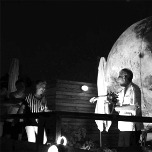 老人自帶“月亮”為老伴過中秋 感動無數網友 老人自帶“月亮”為老伴過中秋 感動無數網友