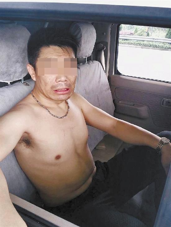 高速交警趕到時(shí),這名男子正赤膊對妻子施暴。