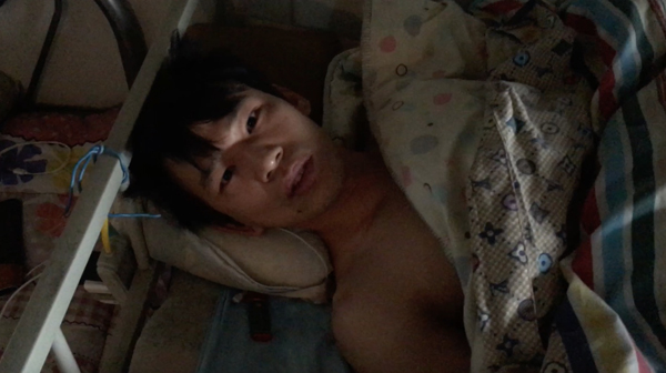 丁飛龍被打斷肋骨,他目前在老家養(yǎng)傷,擔憂留下后遺癥。 本文圖片均為澎湃新聞記者 段彥超 圖