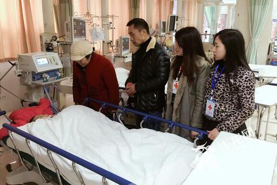 紅十字會(huì)工作人員和家屬看望彌留之際的小月。 市紅十字會(huì)供圖 華龍網(wǎng)發(fā)