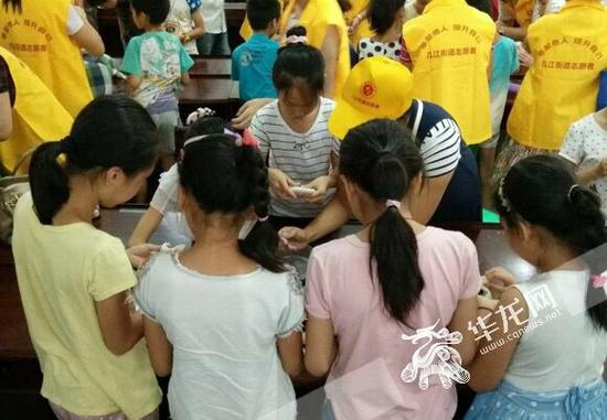 生前,小月曾是志愿者。圖(手中拿面餅者)為其參加活動(dòng)。 家屬供圖 華龍網(wǎng)發(fā)