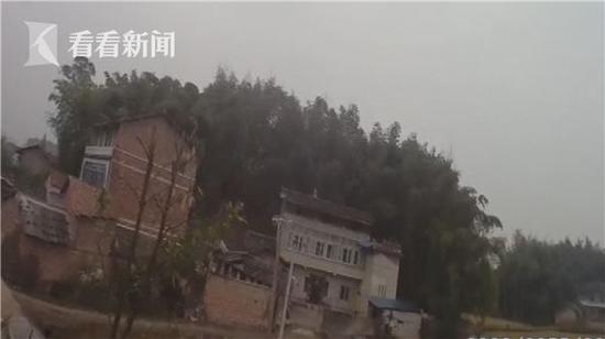 執(zhí)法人員發(fā)現(xiàn)男孩后,立即靠邊停車,指揮行駛車輛減速通過,將男孩帶到了安全地帶。