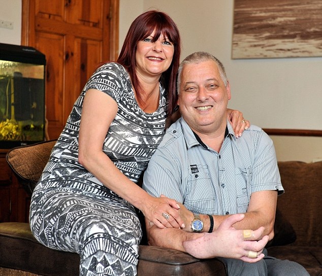 英男子成首位雙手移植患者 重獲新生 英男子成首位雙手移植患者 重獲新生