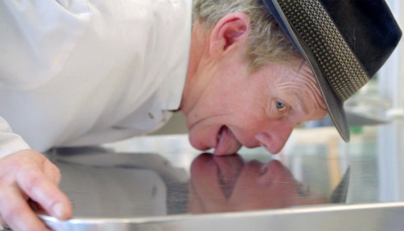 英國背包客用舌頭舔遍歐洲 包括紙幣和馬桶按鈕 英國背包客用舌頭舔遍歐洲 包括紙幣和馬桶按鈕