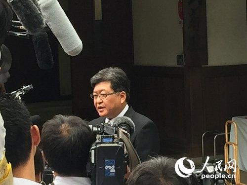 日本內閣官房副長官荻生田光一參拜靖國神社之后接受媒體采訪