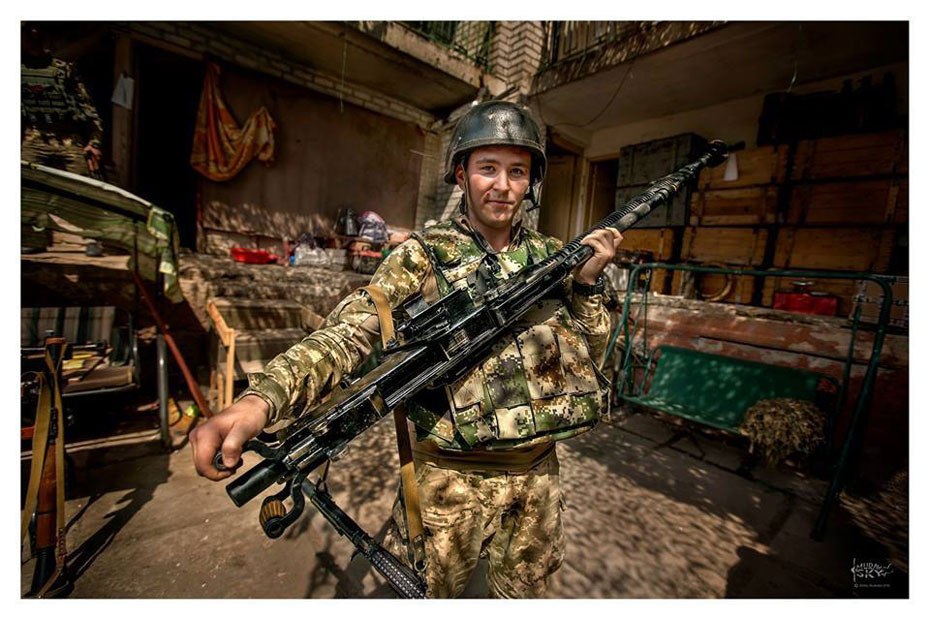 攝影師戰地照重現烏克蘭戰爭 場面堪比好萊塢大片 攝影師戰地照重現烏克蘭戰爭 場面堪比好萊塢大片