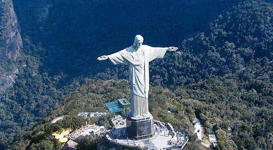 張開歡迎雙手的里約基督像