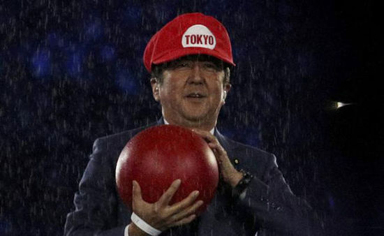 安倍晉三扮演成超級馬里奧。