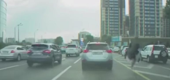 上班堵車咋辦?哈薩克斯坦小伙騎鴕鳥超車 上班堵車咋辦?哈薩克斯坦小伙騎鴕鳥超車