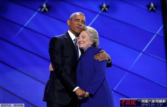 當?shù)貢r間2016年7月27日,美國費城,美國總統(tǒng)奧巴馬出席民主黨全國代表大會,發(fā)表演講。偶爾上臺的美國民主黨候選人希拉里,與奧巴馬熱情互動,二人摟肩向支持者揮手致意。奧巴馬表示自己即將卸任,希望民眾能把對他的支持移轉(zhuǎn)支持希拉里,與他一起讓希拉里成為下任總統(tǒng)。