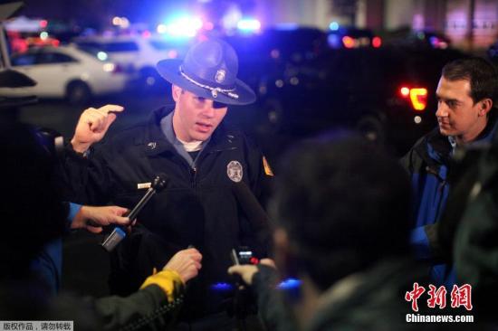 當地時間9月23日,位于美國華盛頓州伯林頓的一家名為喀斯喀特(Cascade Mall)的商場內發生槍擊案,造成至少4人死亡,受傷人數尚未確定。圖為華盛頓州警官馬克·弗朗西斯在現場向記者介紹情況。