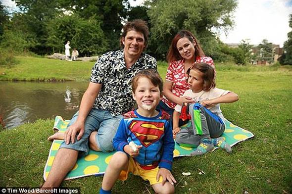 因不滿教育體制 夫妻賣房帶兒周游列國(圖) 因不滿教育體制 夫妻賣房帶兒周游列國(圖)