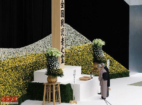 當地時間2014年8月15日,日本東京,民眾前往日本武道館。日本15日迎來第69個戰敗日,日本政府主辦的全國戰歿者追悼儀式在東京都千代田區的日本武道館舉行。天皇夫婦、首相安倍晉三出席儀式。