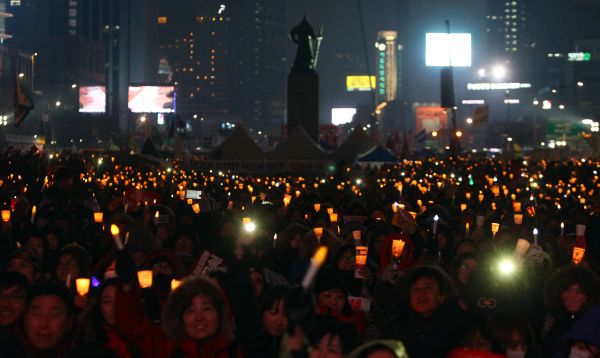 11月26日,在首爾市中心,韓國民眾參加集會要求樸槿惠下臺。新華社記者姚琪琳攝