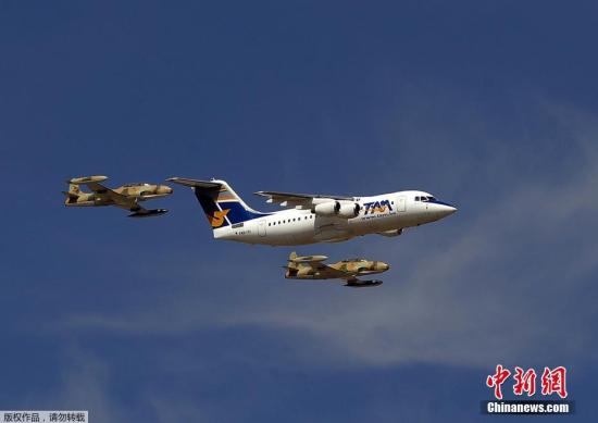 當地時間11月29日,一架載有81人的Avro RJ85客機在哥倫比亞墜毀。據麥德林何塞·瑪麗亞·科爾多瓦國際機場在官方社交網站發布消息稱,墜機客機注冊號為CP2993。機上載有72名乘客和9名機組人員。圖為該機型資料圖。