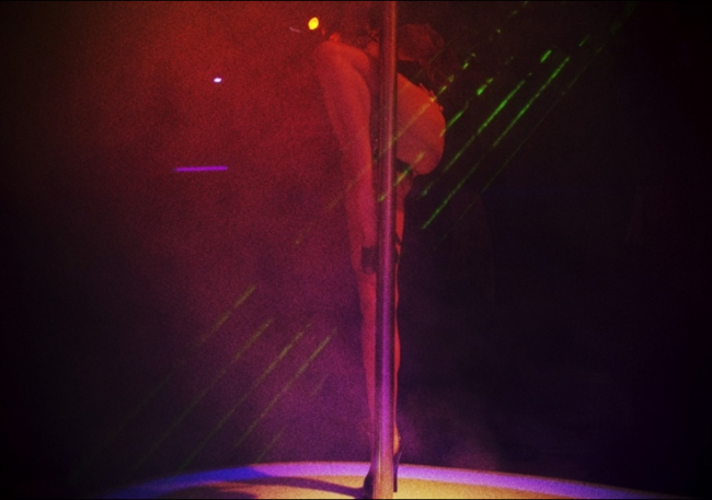 酒吧里的鋼管舞表演。