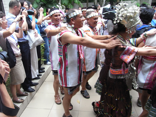 對歌會最后變成了快樂的海洋