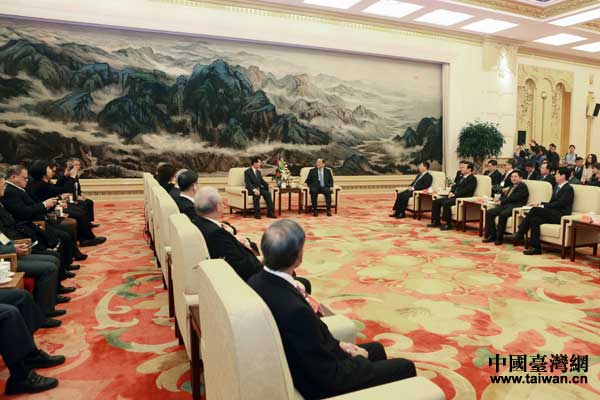 31日上午,中共中央政治局常委、全國政協(xié)主席俞正聲在北京人民大會堂會見了臺灣工商團體參訪團一行。 31日上午,中共中央政治局常委、全國政協(xié)主席俞正聲在北京人民大會堂會見了臺灣工商團體參訪團一行。