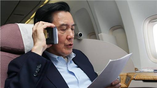 前往美洲的飛行路程中,馬英九利用時間加緊練習西班牙語。
