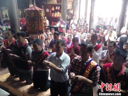 圖為臺(tái)灣新竹香山天后宮媽祖信眾在湄洲媽祖祖廟虔誠(chéng)拜謁。 林群華 攝