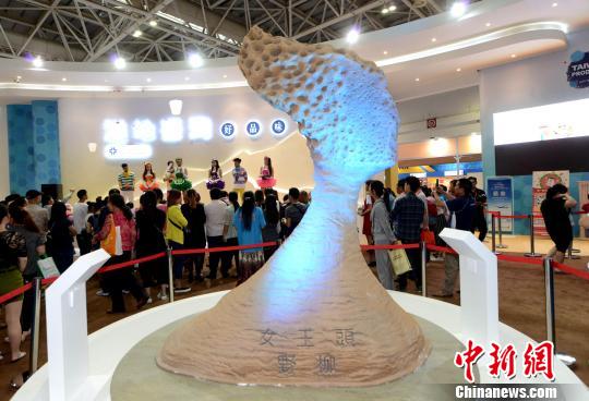 海交會(huì)臺(tái)灣館內(nèi)一尊按照臺(tái)灣野柳地質(zhì)公園的“女王頭”一比一復(fù)制的作品,吸引觀眾眼球。 記者劉可耕 攝