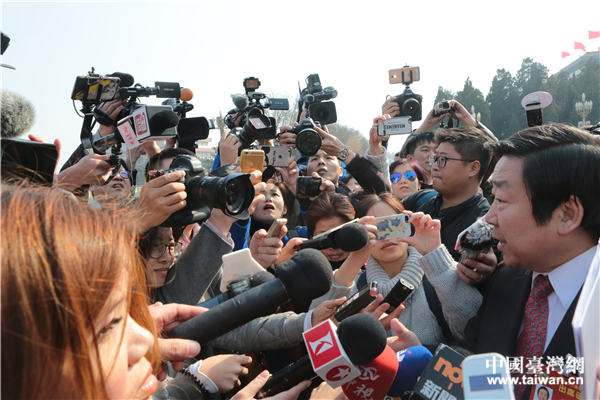 記者上兩會(huì):追得上劉翔 扛得起“鋼鐵俠” 記者上兩會(huì):追得上劉翔 扛得起“鋼鐵俠”