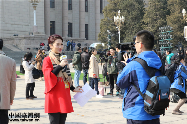 記者上兩會(huì):追得上劉翔 扛得起“鋼鐵俠” 記者上兩會(huì):追得上劉翔 扛得起“鋼鐵俠”