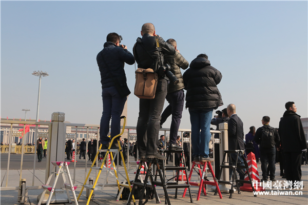 記者上兩會(huì):追得上劉翔 扛得起“鋼鐵俠” 記者上兩會(huì):追得上劉翔 扛得起“鋼鐵俠”