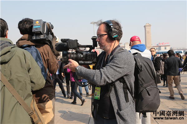 記者上兩會(huì):追得上劉翔 扛得起“鋼鐵俠” 記者上兩會(huì):追得上劉翔 扛得起“鋼鐵俠”