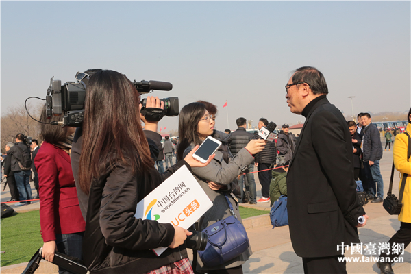 記者上兩會(huì):追得上劉翔 扛得起“鋼鐵俠”(組圖) 記者上兩會(huì):追得上劉翔 扛得起“鋼鐵俠”(組圖)