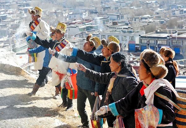 民族團(tuán)結(jié)情誼濃 共度雙節(jié)迎新春 民族團(tuán)結(jié)情誼濃 共度雙節(jié)迎新春