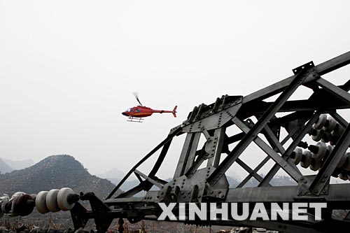 2��17�գ�һ��ֱ���C�ڏV�|ʡ�������Ǝr悌����ܱ�ѩ�ĺ��ġ�500ǧ������ݔ늾�·�Ğĺ��ؽ���r�M��Ѳ�顣����ݔ늾�·���F����λ����ɽ�����У�����ķeѩ������δ�ڻ����˹�Ѳ����y�Ⱥܴ��B�Ձ�������늾W��˾����ֱ���C������ݔ늾�·��̎�ĸ�ɽ�^���M��Ѳ�飬���ÙC�d�O���M���Ĕz�����r�l�F���Ϻ��[������ȫ��֏͹���ṩ�Y�ϡ�