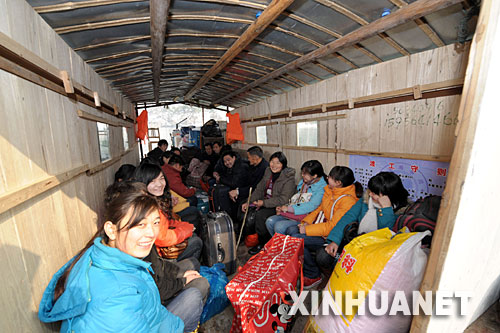 1��31�գ� һЩ���l(xi��ng)�W��������չ��ˆT�����ɴ��ؼҡ� ��̎��eɽ�^(q��)�İ��ջ�ɽ�h��1��12��������50��һ�����ش�ѩ�ģ�ɽ·��ͨ�����S��ɽ�^(q��)Ⱥ�����l(xi��ng)�ͳ������衣��?sh��)������ڴ_����ȫ����r�£����÷��ӎXˮ��������l���ӏ�ˮ·���\���R�r���{(di��o)ʮ�חl���δ��䮔���\����Ŀǰ��20���l���\��ֻ�վ��\ݔ����1000�����ҡ���?sh��)����������P(gu��n)���T��ȡ24С�r��ȫ�O(ji��n)�صȶ�헴�ʩ�_���˿Ͱ�ȫ��