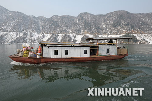 1��31�գ� һ���\�ͷ��l(xi��ng)�ˆT�Ŀ��\���ڷ��ӎXˮ���к��С� ��̎��eɽ�^(q��)�İ��ջ�ɽ�h��1��12��������50��һ�����ش�ѩ�ģ�ɽ·��ͨ�����S��ɽ�^(q��)Ⱥ�����l(xi��ng)�ͳ������衣��?sh��)������ڴ_����ȫ����r�£����÷��ӎXˮ��������l���ӏ�ˮ·���\���R�r���{(di��o)ʮ�חl���δ��䮔���\����Ŀǰ��20���l���\��ֻ�վ��\ݔ����1000�����ҡ���?sh��)����������P(gu��n)���T��ȡ24С�r��ȫ�O(ji��n)�صȶ�헴�ʩ�_���˿Ͱ�ȫ��