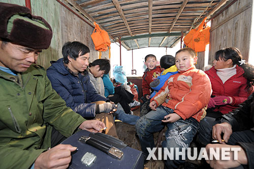 1��31�գ����l(xi��ng)�ˆT�˶ɴ��ؼҡ� ��̎��eɽ�^(q��)�İ��ջ�ɽ�h��1��12��������50��һ�����ش�ѩ�ģ�ɽ·��ͨ�����S��ɽ�^(q��)Ⱥ�����l(xi��ng)�ͳ������衣��?sh��)������ڴ_����ȫ����r�£����÷��ӎXˮ��������l���ӏ�ˮ·���\���R�r���{(di��o)ʮ�חl���δ��䮔���\����Ŀǰ��20���l���\��ֻ�վ��\ݔ����1000�����ҡ���?sh��)����������P(gu��n)���T��ȡ24С�r��ȫ�O(ji��n)�صȶ�헴�ʩ�_���˿Ͱ�ȫ��