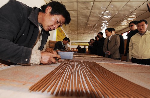 4月12日,援藏干部在西藏崗地經貿有限公司參觀藏香手工制作過程。 當日,來自國家各部委的120多名援藏干部來到西藏國家級文化產業示范基地——西藏崗地經貿有限公司參觀。近年來,隨著西藏旅游業的迅速發展,文化產業得到空前發展。西藏崗地經貿有限公司作為西藏文化產業的龍頭企業,文化藝術產品深受國內外游客的青睞。 新華社記者 格桑達瓦 攝